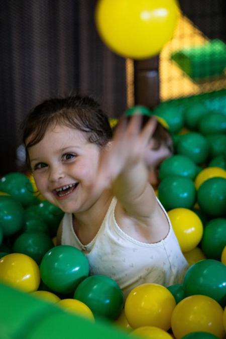 Werbefotografie-Althofen-Kraftwerk-Kind-spielt mit Ball Werbefotografie-Althofen-Kraftwerk-Kind-spielt mit Ball