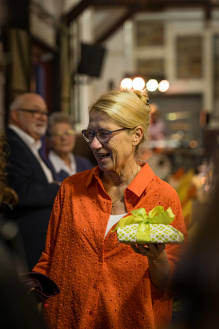 Event-Fotos-Geburtstag-Feier-Frau-mit-Kuchen Event-Fotos-Geburtstag-Feier-Frau-mit-Kuchen