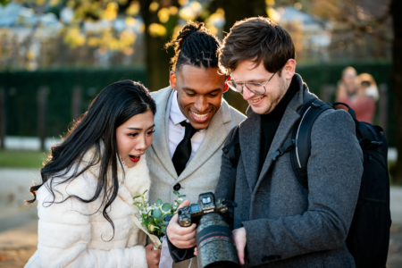 Hochzeitfotos-Reaktion-ueber-Fotos-viel-Freude-drei-Personen-Fotograf-Klagenfurt Hochzeitfotos-Reaktion-ueber-Fotos-viel-Freude-drei-Personen-Fotograf-Klagenfurt