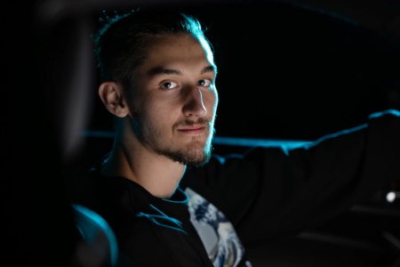 Outdoor-Portrait-Mann-in-Auto-Straßenrennen Outdoor-Portrait-Mann-in-Auto-Straßenrennen