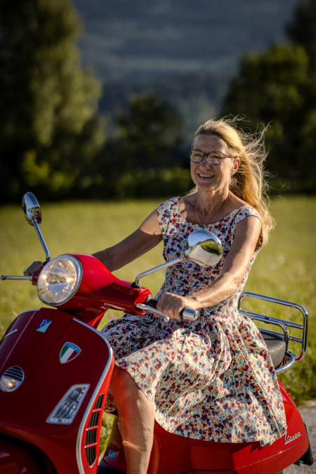 Outdoor-Portrait-Vespa-rot-Frau-Wind Outdoor-Portrait-Vespa-rot-Frau-Wind