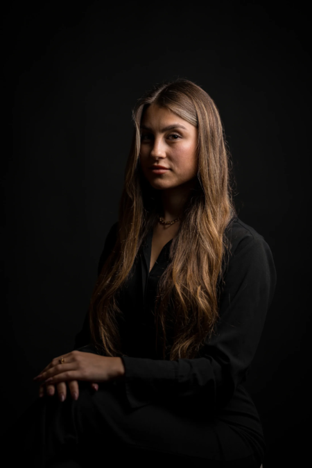 Studio-Portrait-Frau-in-serioeser-Pose-Dunkel Studio-Portrait-Frau-in-serioeser-Pose-Dunkel