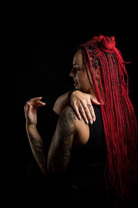 Studio-Portrait-Frau-mit-langen-roten-Haaren-und-Tattoos-Dunkel Studio-Portrait-Frau-mit-langen-roten-Haaren-und-Tattoos-Dunkel