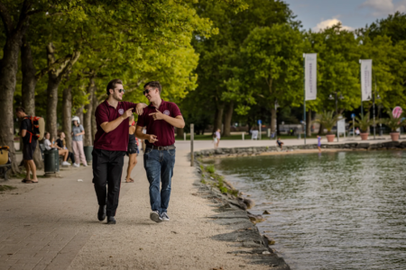 Werbefotografie-Klagenfurt-am-Woerthersee-Zwei-Freunde-am-Spazieren Werbefotografie-Klagenfurt-am-Woerthersee-Zwei-Freunde-am-Spazieren